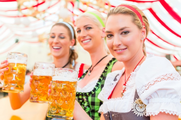 Amis buvant de la bière bavaroise à l&#39;Oktoberfest