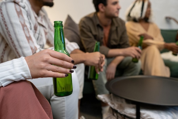 Amis buvant de la bière ensemble à la maison