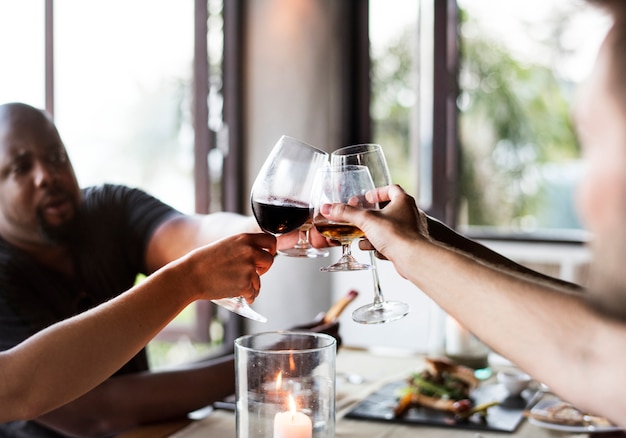 Amis buvant du vin dans un restaurant