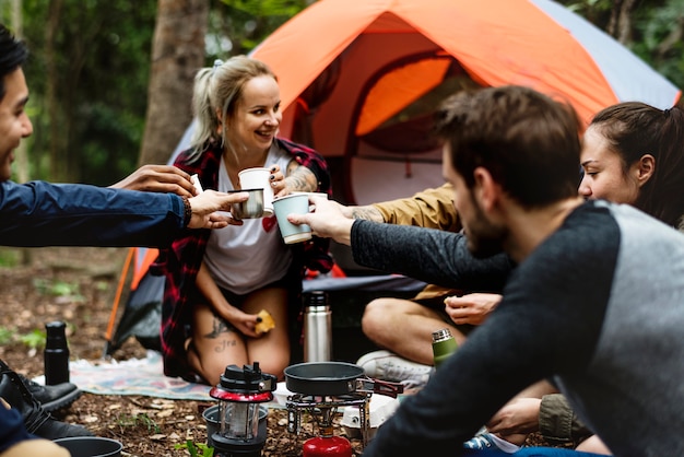 Amis campant dans la forêt ensemble