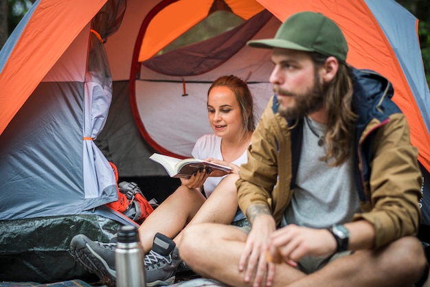 Amis campant dans la forêt ensemble