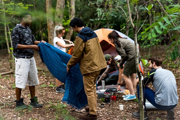 Amis camper dans la forêt ensemble