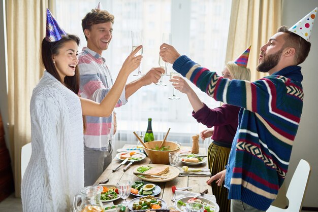 Amis célébrant l'anniversaire au dîner