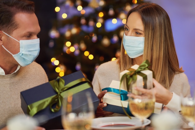 Amis célébrant la fête de Noël portant un masque. photo de haute qualité