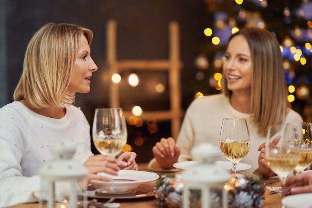 Amis célébrant la fête de Noël tenant du vin. photo de haute qualité