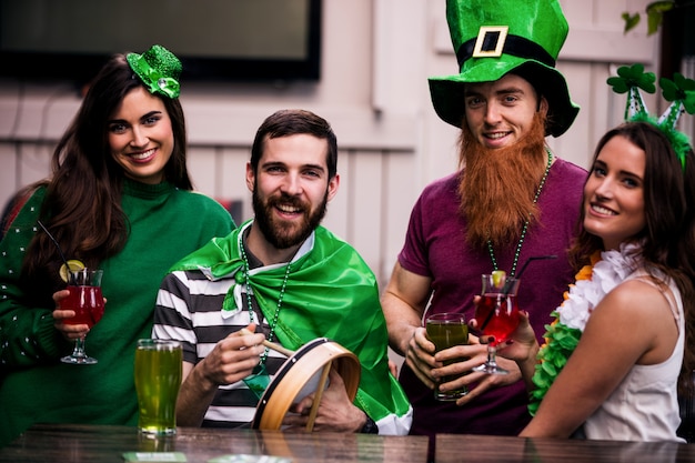 Amis célébrant la Saint-Patrick