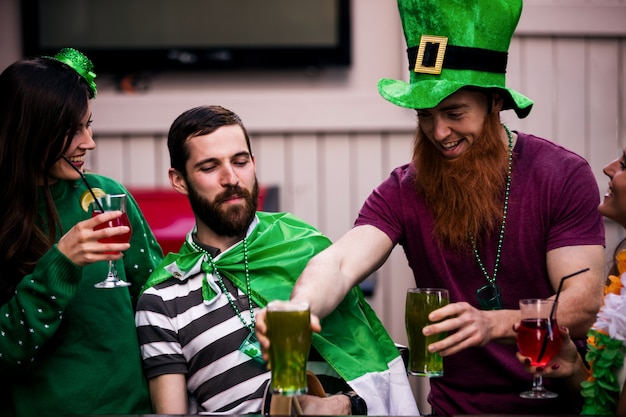 Amis célébrant la Saint-Patrick