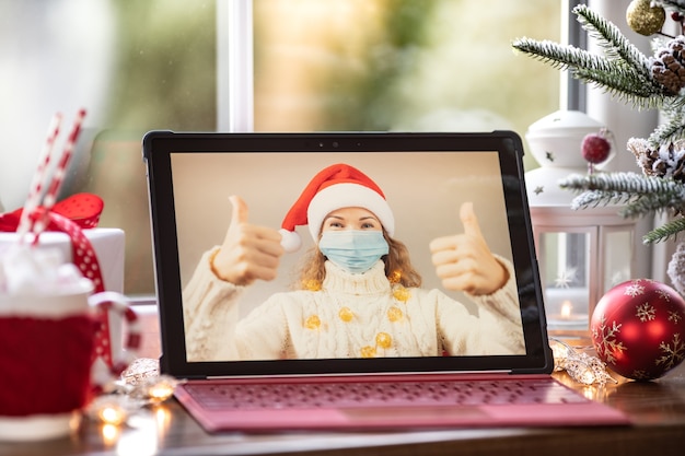 Amis célébrant les vacances de Noël en ligne par chat vidéo en quarantaine. Concept de verrouillage de la maison. Fête de famille de Noël pendant la pandémie de coronavirus COVID 19