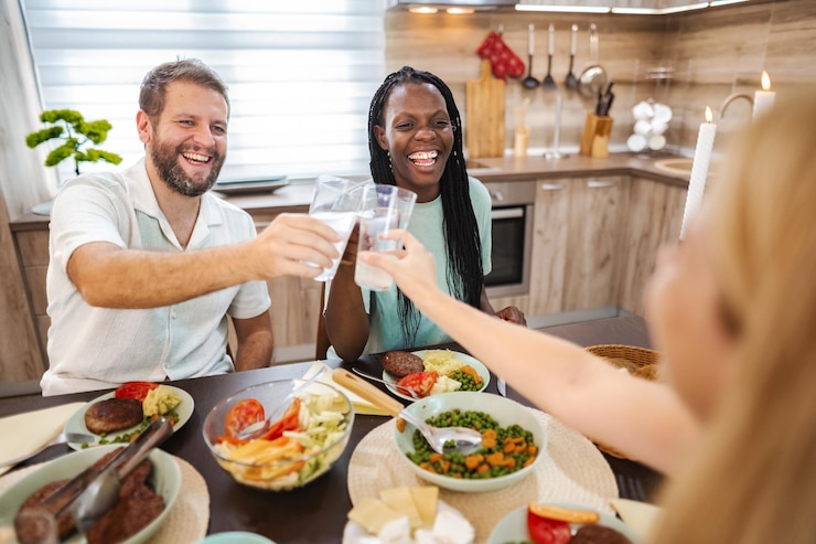Photo des amis célèbrent ensemble avec un dîner joyeux.