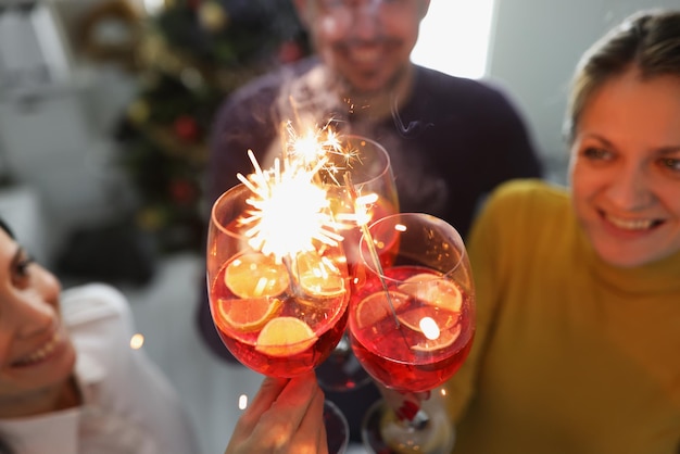 Des amis célèbrent le nouvel an en levant des verres et en faisant des toasts