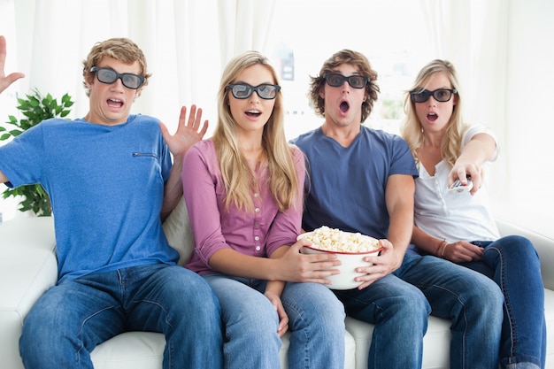 Les amis choqués comme ils regardent un film 3d effrayant