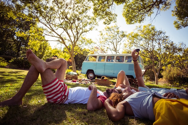 Amis en cliquant sur selfie sur les téléphones mobiles