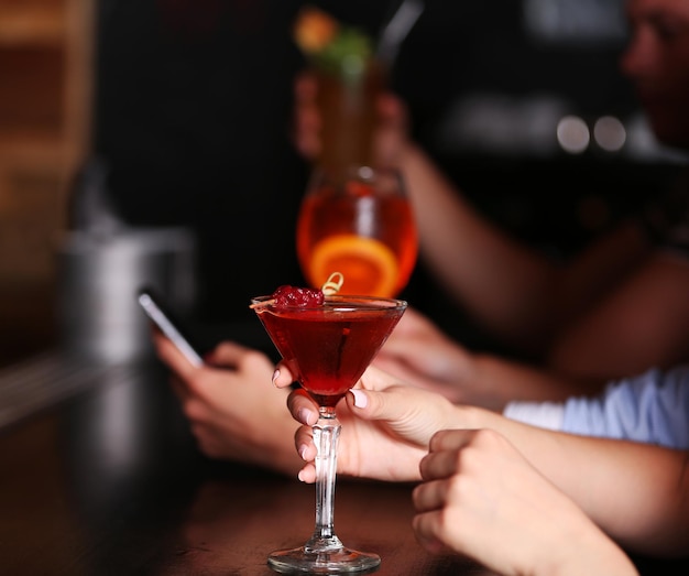 Amis avec des cocktails au bar