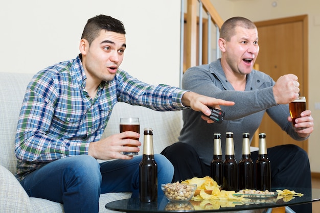 amis commentant la chaîne de télévision sport