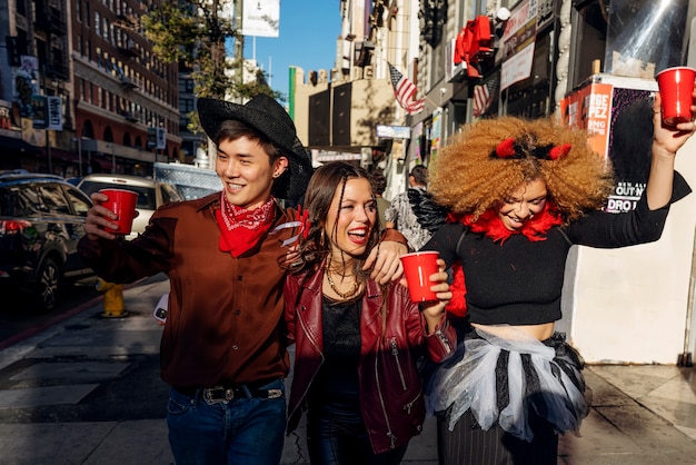 Photo amis à coup moyen faisant la fête à l'extérieur