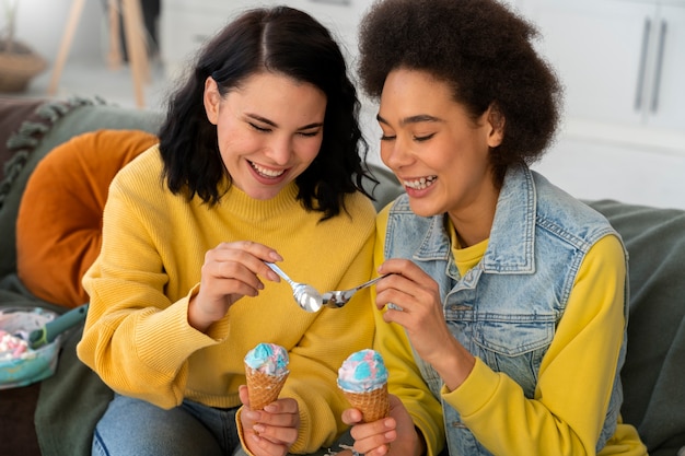 Photo amis à coup moyen mangeant une glace savoureuse