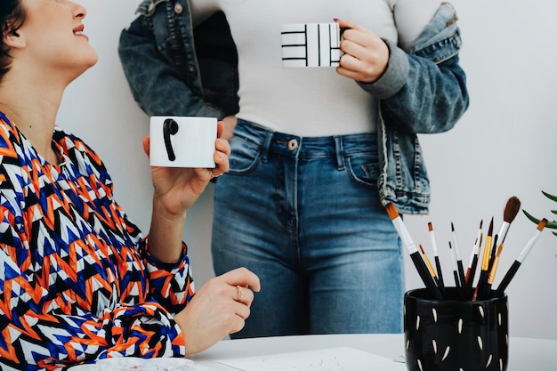 Photo amis créatifs prenant un café ensemble à la maison