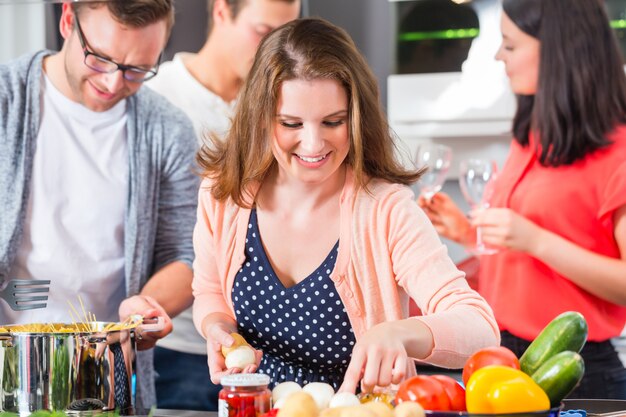 Amis, cuisson des pâtes et de la viande dans la cuisine domestique