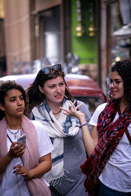 Photo des amis dans la rue en ville.