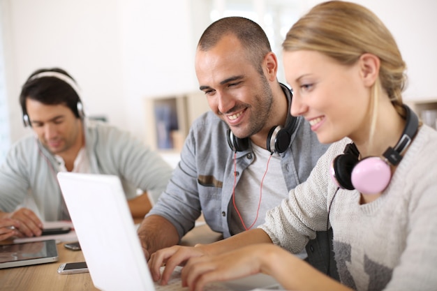 Amis dans le salon des étudiants websurfing sur internet