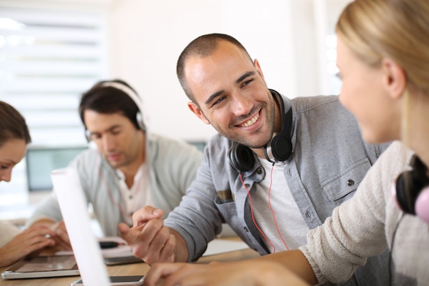 Amis dans le salon des étudiants websurfing sur internet