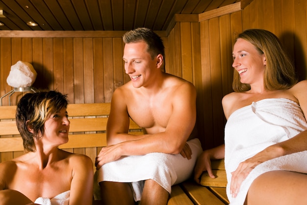 Amis dans le sauna