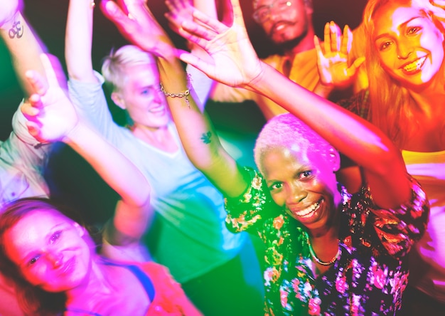 Photo amis dansant lors d'une fête d'été