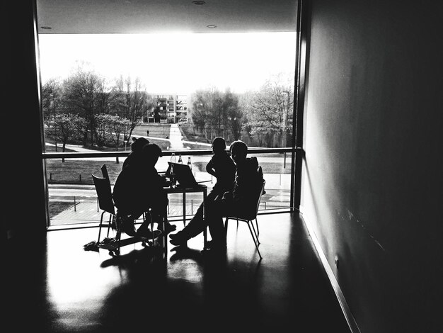 Des amis debout sur un fond blanc