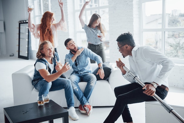 Des amis décident de se détendre en chantant leurs chansons préférées et en dansant