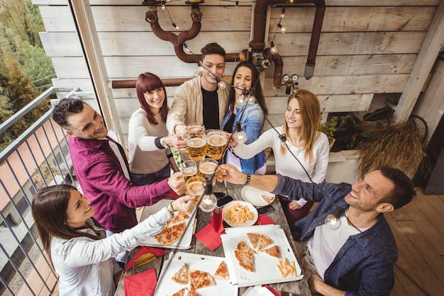 Amis déjeunant à la maison