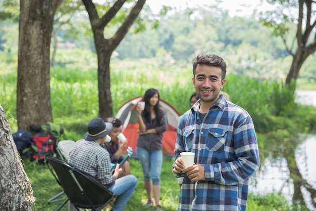 Amis, délassant, dehors, tentes, camping