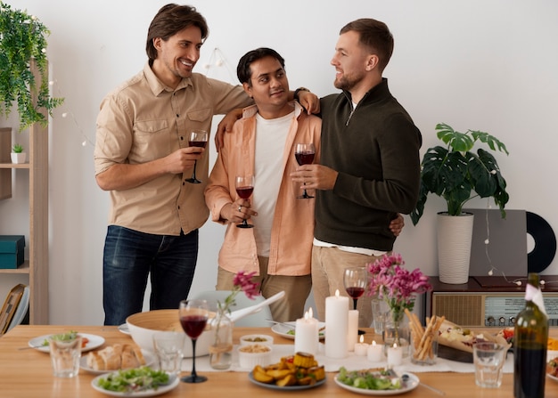 Des amis à un dîner.