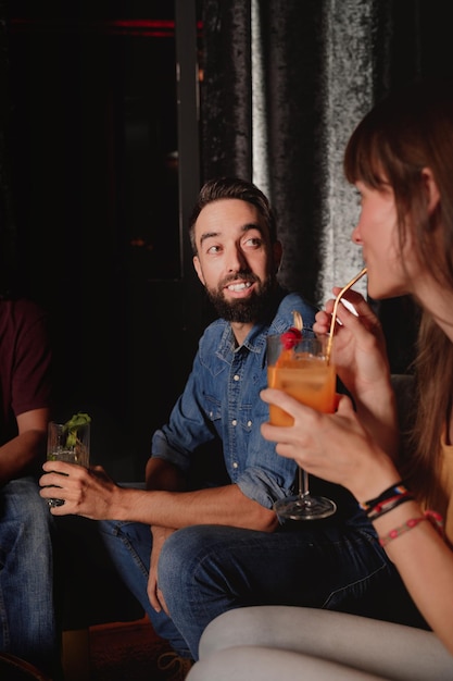 Amis discutant dans une boîte de nuit