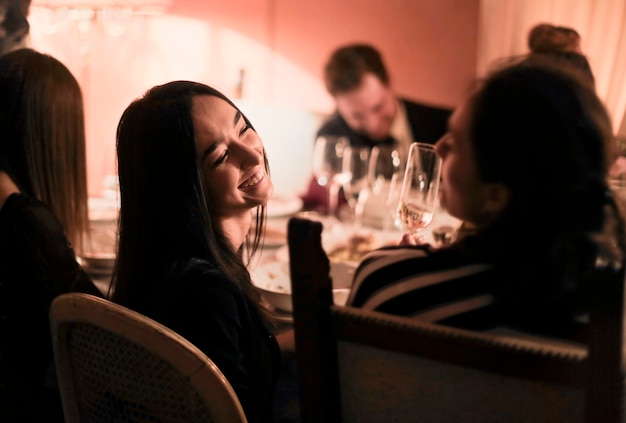 Amis Discutant Pendant Le Dîner