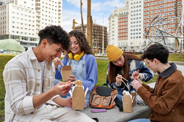 Des amis de diverses cultures apprécient les nouilles et les rires