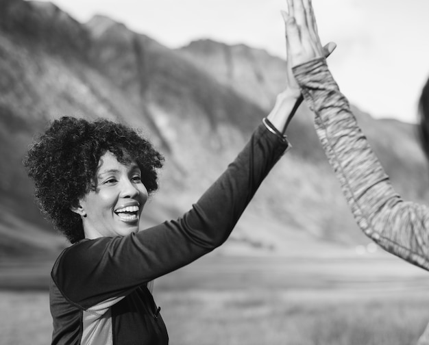 Photo amis donnant un high five