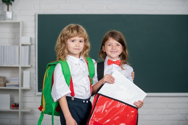 Amis d'école apprenant ensemble mignons petits amis d'enfants d'école étudiant ensemble dans une salle de classe