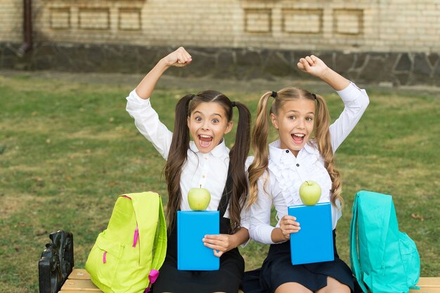 Amis d'école heureux petites filles s'amusant, concept d'enfants en bonne santé.