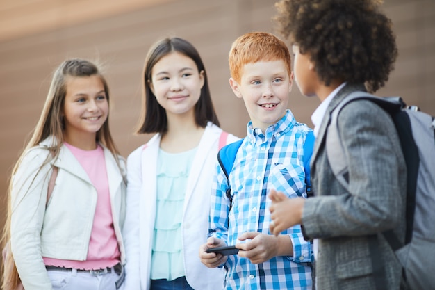 Amis d'école se réunissant à l'école