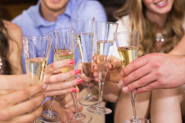 Des amis élégants prenant un verre ensemble