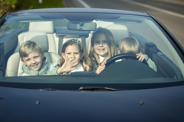 Amis d'enfants heureux en voiture