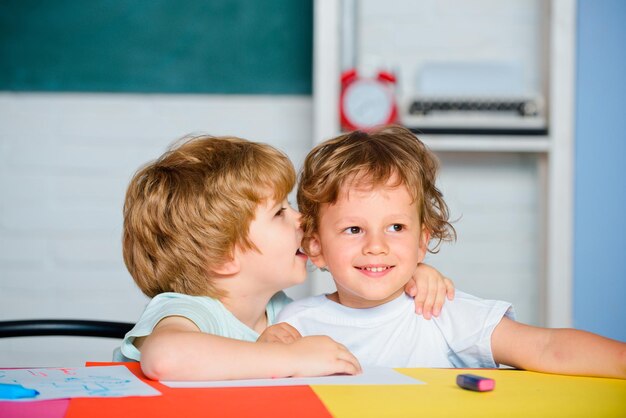 Les amis des enfants se préparent pour l'école. Petits enfants amusants s'amusant la première fois à l'école.