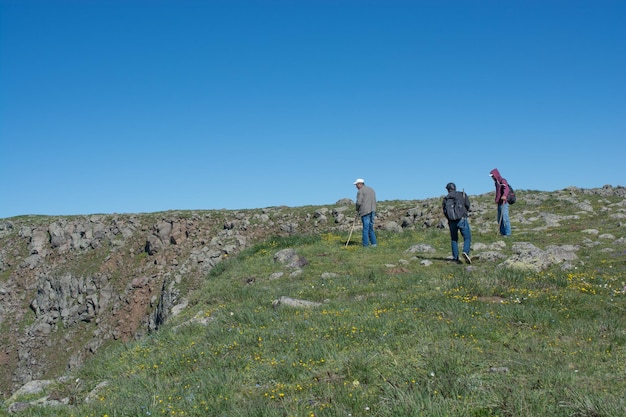 Des amis en excursion sur une montagne.