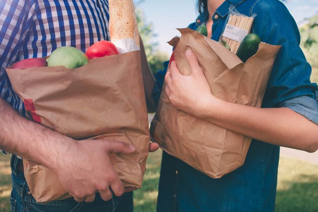 Amis Faire Un Barbecue Et Déjeuner Dans La Nature. Couple S'amusant Tout En Mangeant Et En Buvant à Un Pique-nique - Des Gens Heureux Au Barbecue.