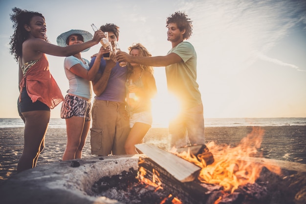 Amis, faire la fête sur la plage