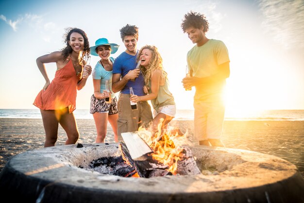 Amis, faire la fête sur la plage