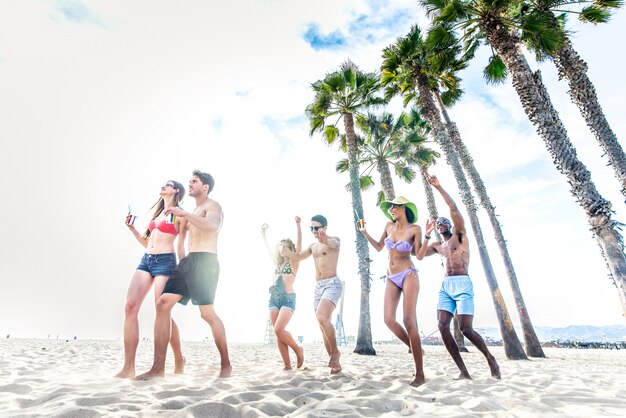 Amis, faire la fête sur la plage