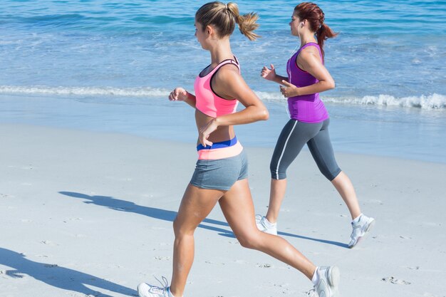 Amis faisant du jogging ensemble