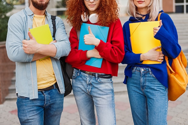 Amis faisant des gestes pouces vers le haut lors de l'admission