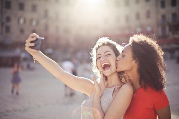 Amis faisant un selfie